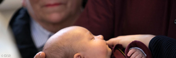 Baby mit segnenden Händen