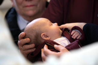 Baby mit segnenden Händen